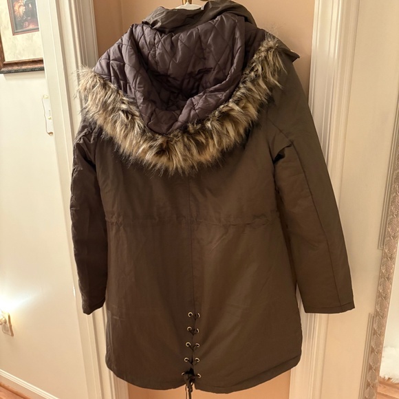 Guess Women’s Grace Shiny Crinkle Nylon Parka Jacket with Fur Trim Hood - Picture 8 of 10